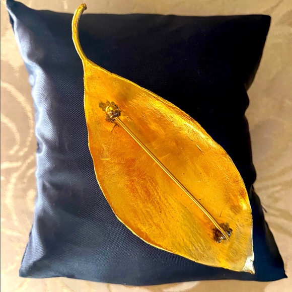 Gold plated leaf pin with so realistic details - Picture 3 of 3